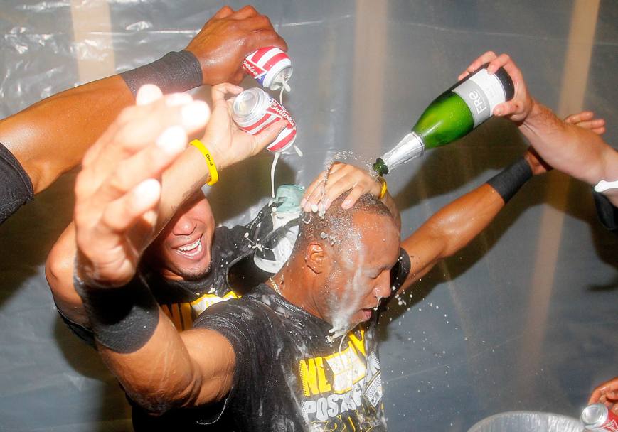 Jose Tabata dei Pittsburgh Pirates, festeggia con una doccia di birre la vittoria contro gli Atlanta Braves 